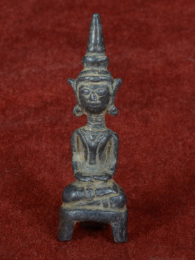Laotiaans altaaramulet van brons – zittende Boeddha
