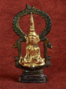 Phra Chiang Rung Boeddha onder Bodhiboom in brons