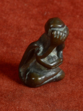 Phra Pidta amulet – oud brons, met ingetogen expressie