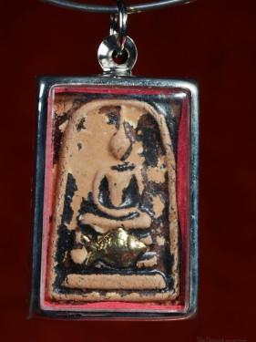 Phra Somdej vis-amulet met gouden en zilveren symboliek