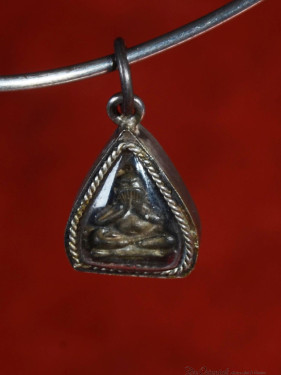 Phra Pidta amulet met yant achterzijde