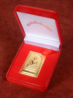 Phra Somdej Goudkleurig met Chinnabanchorn-katha