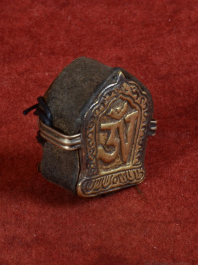 Tibetaanse Ghau box met Om-symbool – koper, messing