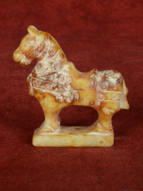 Handgesneden Chinees grafpaardje van versteend hout