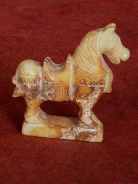 Handgesneden Chinees grafpaardje van versteend hout