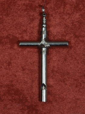 Crucifix  fluitje in messing verchroomd L