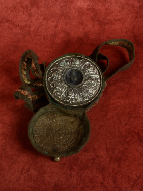 Tibetaanse gau box met amulet en inhoud