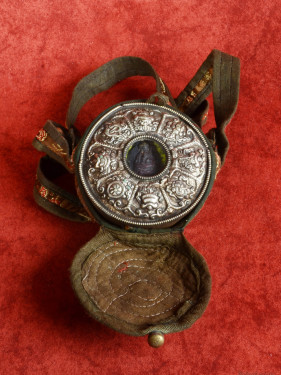 Tibetaanse gau met Avalokiteshvara-amulet en inhoud