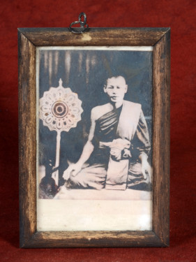 Jonge Luang Pho Ngern Wat Don Yai Hom foto in houten lijst