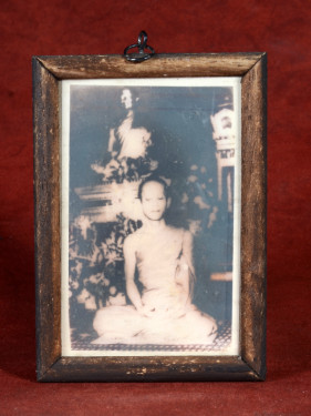 Ceremoniefoto Phra Phiksu Thamma- witakko in meditatie