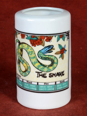 Horoscoopbeker met Chinees Sterrenbeeld Slang