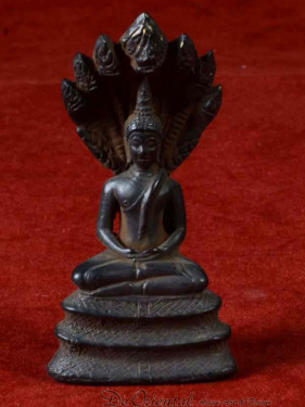 Boeddha beschermd door Naga. Brons miniatuur Ayuthaya stijl