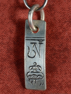 Hanger Om symbool en lotusgravure witmetaal