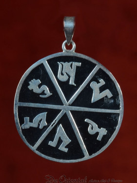 Om mani padme hum hanger in vorm van chakra