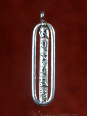 Lang ovaal met tekst Om mani padme hum