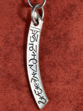 Witmetalen hanger met Tibetaanse mantra gravure