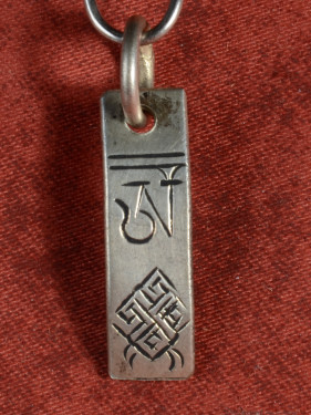 Tibetaanse hanger witmetaal Om-symbool en oneindige knoop