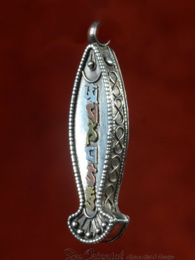 Hanger van vis met om mani padme hum tekst