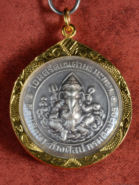 Ganesha (Phra Phikanet) met vier armen