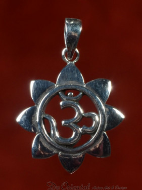 Om teken in chakra van de zon