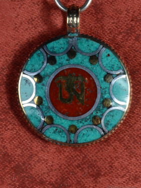 Tibetaanse hanger Om met turquoise en koraal inleg