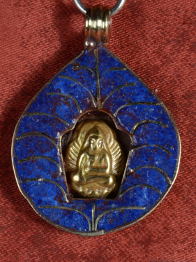 Boeddha hanger met messing figuur en lapis lazuli