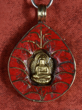 Messing Boeddha Hanger met imitatie Rode koraal en Lotusmotief
