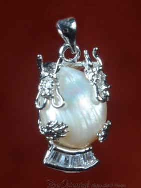 Parelmoer hanger met draken