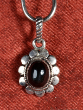 Zilveren hanger met cabochon granaat en bloemvormig design