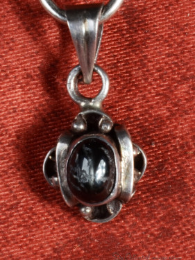 Vintage zilveren hanger met donkere cabochon steen
