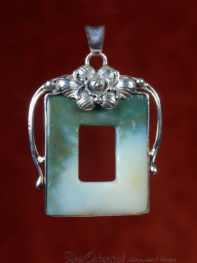Handgemaakte hanger zilver met jade zetting.