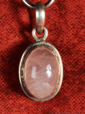 Zilveren hanger met rozenkwarts cabochon