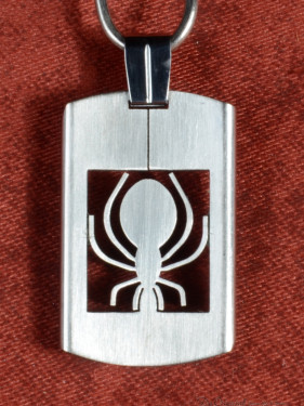 Hanger van edelstaal met uitgesneden spinmotief