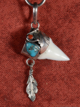 Hanger haaientand 925 zilver met turquoise en koraal