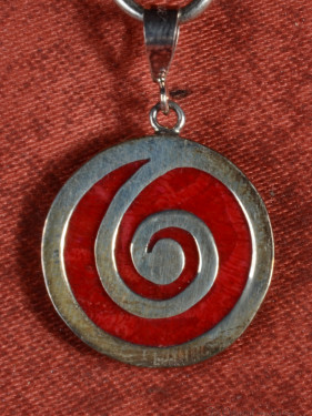 Ronde hanger appelkoraal spiraal met verzilverde rand