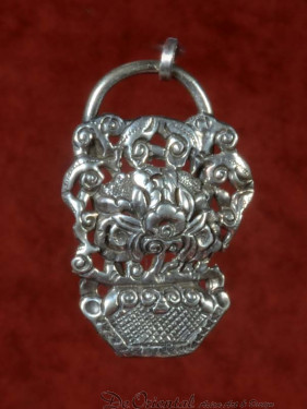 Antiek zilveren  hanger bloemenmand uit noord Thailand