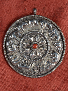 Zilveren zodiak hanger met dierenriem en rode steen