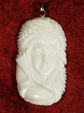 Indonesische hanger van gepolijst been met zilveren oog