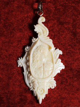 Mozart Hanger Gepolijst Been Handwerk Indonesië Zilveren Oog