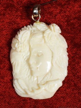 Bosnymph hanger gepolijst been handgesneden zilveren oog