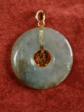 Jade hanger met verguld Fu-teken.(福)