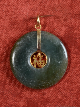 Jade hanger met verguld Fu-teken.(福)