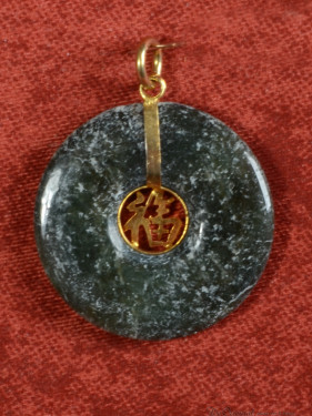 Jade hanger met verguld Fu-teken.(福)