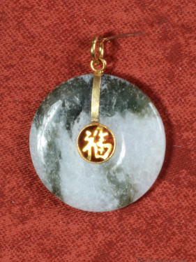 Jade hanger met verguld Fu-teken.(福)