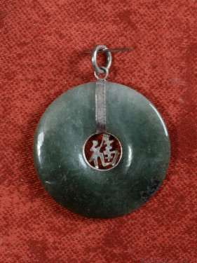 Jade hanger met Fu-teken.(福)