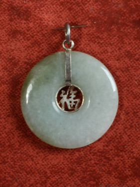 Jade hanger met Fu-teken.(福)