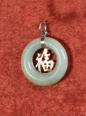 Jade hanger happiness, Fu (福)