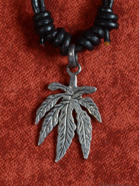 Zilveren Marihuana Blad Hanger met Leren Koord