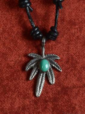 Verzilverde hanger in marihuana bladvorm met turkoois