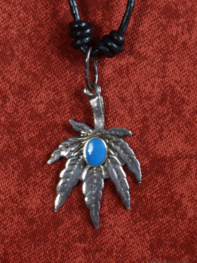 Verzilverde hanger in marihuana bladvorm met turkoois